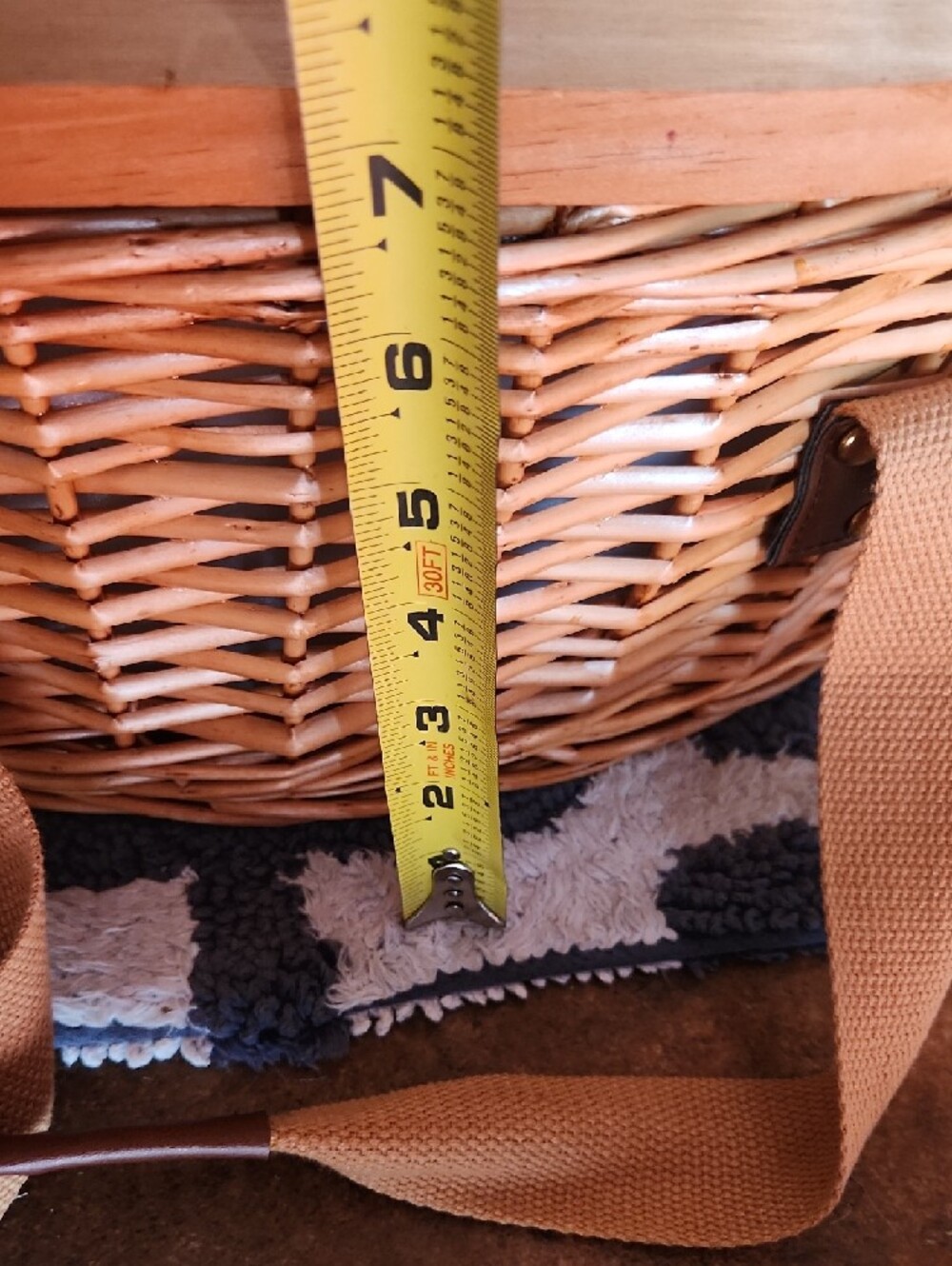 Woven Picnic Basket with Natural Wood Lid and Beige Straps - Picture 14 of 14